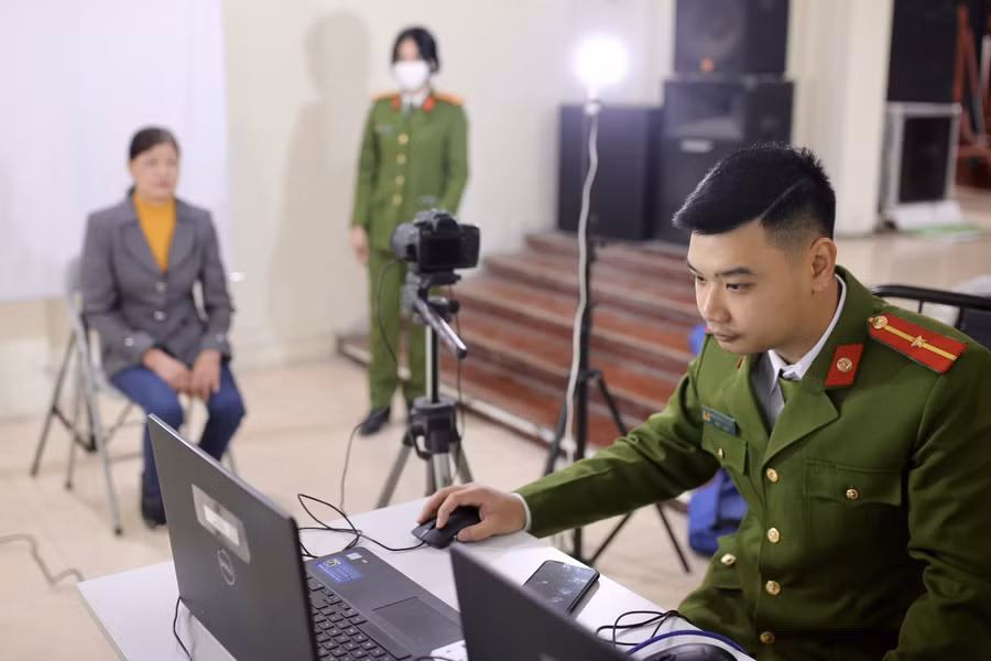 Hiện tại, mỗi quận - huyện được cấp 1 bộ máy móc phục vụ việc cấp CCCD. Trang thiết bị nhận diện khuôn mặt, vân tay đều là loại mới được đưa vào phục vụ người dân trong việc cấp CCCD theo mẫu mới. Thời gian tới, Bộ Công an sẽ tăng cường máy móc cho Hà Nội, dự kiến mỗi quận - huyện sẽ có 3 bộ máy để triển khai nhiệm vụ. Ảnh VGP/Nhật Bắc.