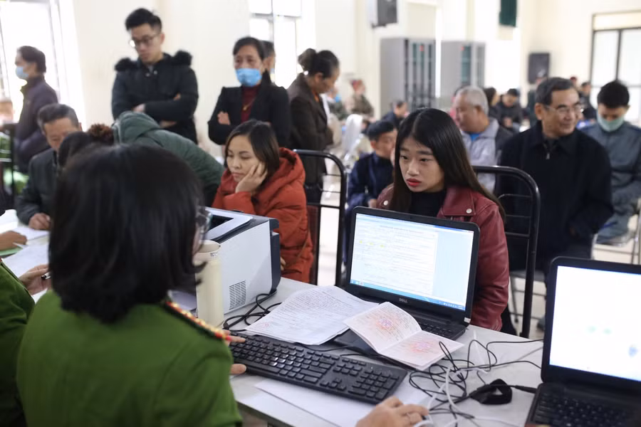 Chíp gắn trên CCCD nhằm lưu trữ các thông tin của công dân trên CCCD với mục đích tạo điều kiện thuận lợi cho công dân thực hiện các giao dịch hành chính, đi lại... Ảnh VGP/Nhật Bắc.