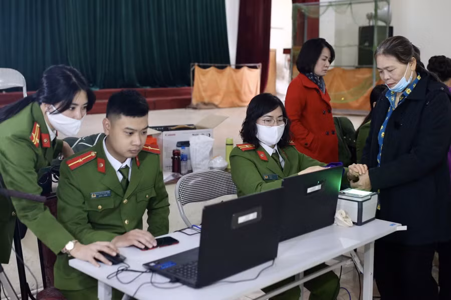 So với thẻ CCCD mã vạch hiện nay, thẻ CCCD gắn chip có độ bảo mật, dung lượng lưu trữ cao hơn nhiều. Thẻ CCCD mẫu mới sẽ tích hợp nhiều ứng dụng đi kèm như chữ ký số, khóa bảo mật công khai, sinh trắc học. Ảnh VGP/Nhật Bắc.