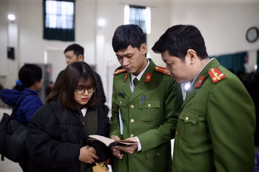 Tất cả công dân từ đủ 14 tuổi trở lên, cư trú ổn định, làm việc tại các cơ quan, đơn vị trên địa bàn TP. Hà Nội từ 30 ngày trở lên nếu chưa có số định danh cá nhân (chưa được cấp chứng minh nhân dân 12 số hoặc CCCD), đủ điều kiện cấp CCCD theo quy định. Ảnh VGP/Nhật Bắc.