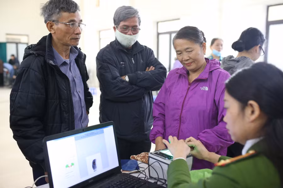 Công dân lấy vân tay trong quy trình cấp CCCD. Ảnh VGP/Nhật Bắc.