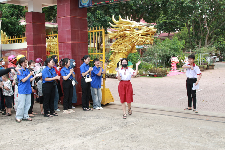 Các thí sinh rạng ngời trước sự cổ vũ của các tình nguyện viên khi rời khỏi khu vực thi. (Ảnh: TT) Các thí sinh rạng ngời trước sự cổ vũ của các tình nguyện viên khi rời khỏi khu vực thi. (Ảnh: TT)