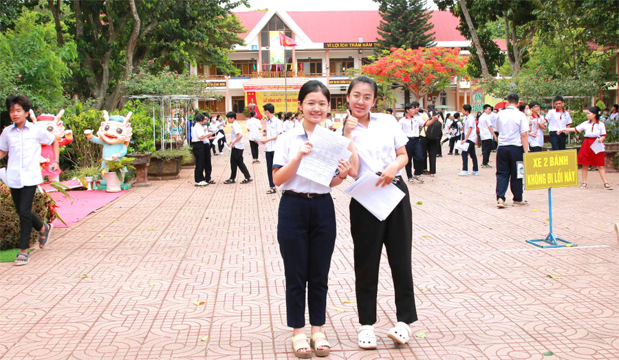 Các thí sinh Đắk Lắk rạng ngời rời phòng ở môn tiếng Anh. (Ảnh: TT)