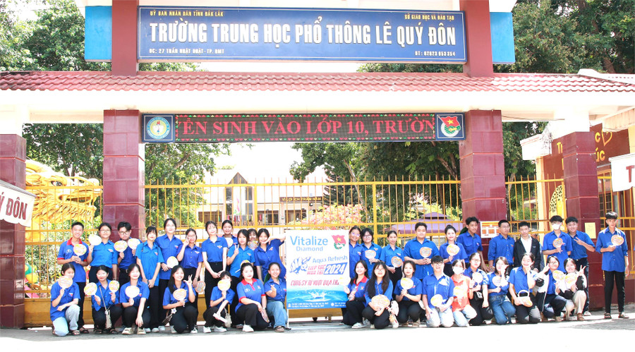 Đội hình tiếp sức mùa thi của Trường THPT Lê Quý Đôn luôn đồng hành với thí sinh trong mùa thi tuyển sinh lớp 10 năm học 2024-2025. (Ảnh: TT) Đội hình tiếp sức mùa thi của Trường THPT Lê Quý Đôn luôn đồng hành với thí sinh trong mùa thi tuyển sinh lớp 10 năm học 2024-2025. (Ảnh: TT)