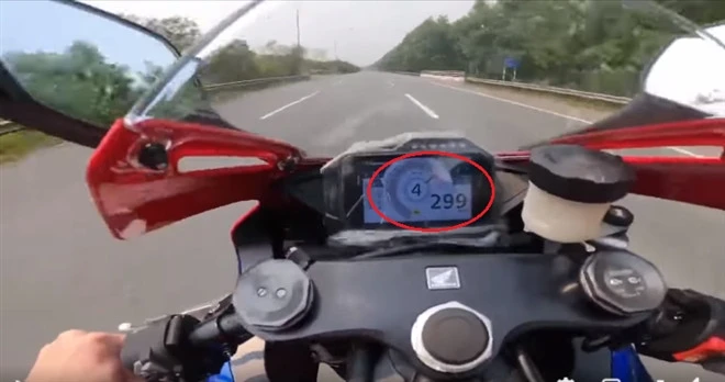 Tài xế chạy mô tô phân phối lớn "vít ga" gần 300km/h trên Đại lộ Thăng Long. Ảnh cắt từ clip