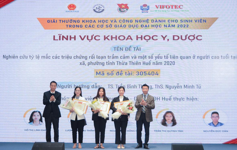 Giải thưởng KH&amp;CN dành cho sinh viên động viên, khích lệ các bạn trẻ đến và đóng góp nhiều hơn cho khoa học.