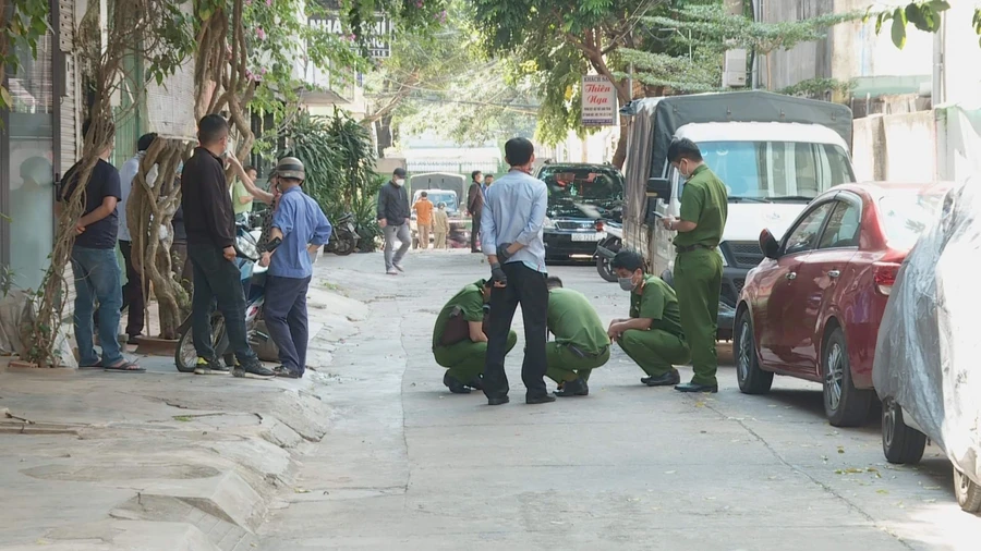 Cơ quan chức năng khám nghiệm hiện trường.