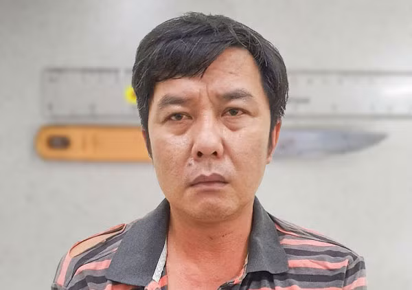 Đối tượng Quách Thái cùng hung khí gây án. Ảnh: Công an Cần Thơ.