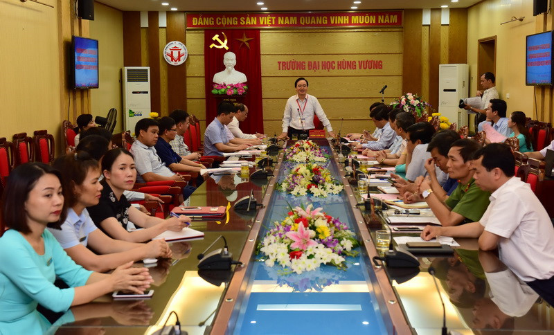 Bộ trưởng và đoàn công tác rút kinh nghiệm tại Hội đồng chấm thi tỉnh Phú Thọ