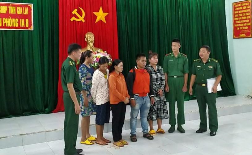 Nam nạn nhân (ở giữa) được giải cứu đưa về Việt Nam. Nam nạn nhân (ở giữa) được giải cứu đưa về Việt Nam.