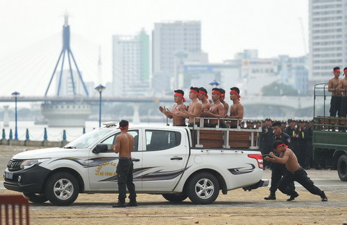 Đẩy ô tô bằng thanh sắt nhọn kê vào yết hầu Đẩy ô tô bằng thanh sắt nhọn kê vào yết hầu