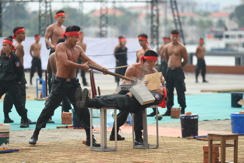 Kê gạch, đá lên người rồi đập vỡ Kê gạch, đá lên người rồi đập vỡ