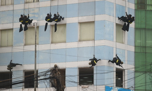 Màn diễn tập khống chế nhóm khủng bố bắt cóc con tin đã được cảnh sát đặc nhiệm thực hiện. Màn diễn tập khống chế nhóm khủng bố bắt cóc con tin đã được cảnh sát đặc nhiệm thực hiện.