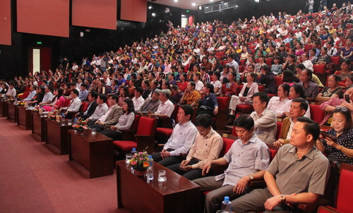 Hàng nghìn đại biểu đến tham dự lễ mít tinh Hàng nghìn đại biểu đến tham dự lễ mít tinh