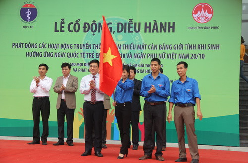Lãnh đạo Tổng cục Dân số-KHHGĐ và lãnh đạo UBND tỉnh Vĩnh Phúc trao cờ xuất quân tuấn hành cho đoàn viên, thanh niên Lãnh đạo Tổng cục Dân số-KHHGĐ và lãnh đạo UBND tỉnh Vĩnh Phúc trao cờ xuất quân tuấn hành cho đoàn viên, thanh niên