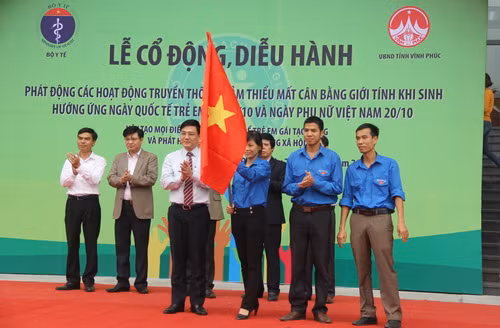 Lãnh đạo Tổng cục Dân số-KHHGĐ và lãnh đạo UBND tỉnh Vĩnh Phúc trao cờ xuất quân tuấn hành cho đoàn viên, thanh niên