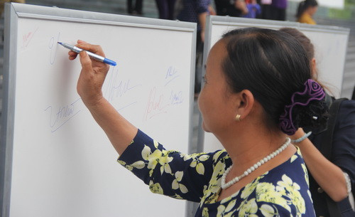 Các đại biểu ký cam kết chung tay giải quyết mất cân bằng giới tính khi sinh Các đại biểu ký cam kết chung tay giải quyết mất cân bằng giới tính khi sinh