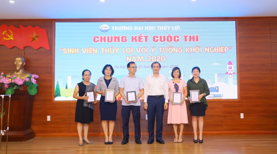Các thầy cô hướng dẫn, đồng hành cũng SV.