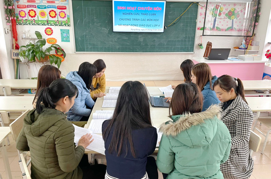 Giáo viên khối 4 Trường Tiểu học thị trấn Rạng Đông sinh hoạt chuyên môn. Ảnh: NTCC.