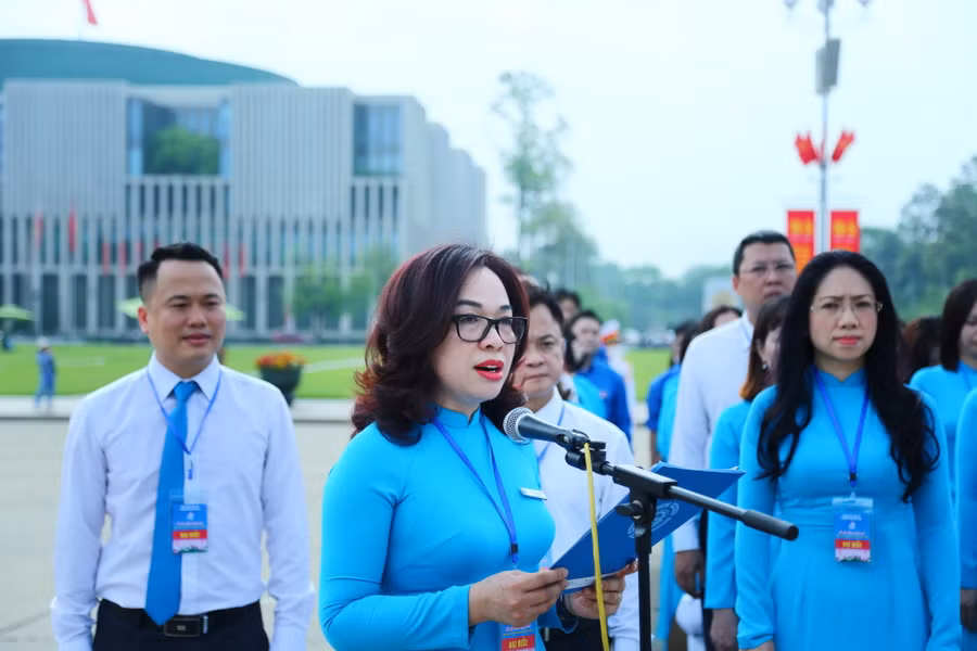 PGS.TS Nguyễn Thị Nhung – Hiệu trưởng Trường ĐH Mở Hà Nội thay mặt tập thể nhà trường báo cáo về thành tích đã đạt được trong thời gian qua.