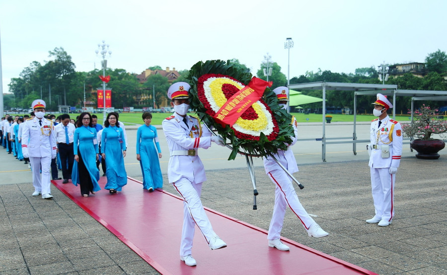 Các đại biểu Trường Đại Học Mở Hà Nội vào Lăng viếng Chủ tịch Hồ Chí Minh. Các đại biểu Trường Đại Học Mở Hà Nội vào Lăng viếng Chủ tịch Hồ Chí Minh.