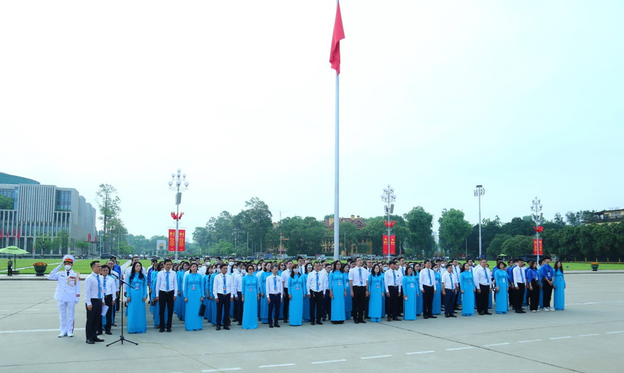 Chương trình diễn ra trang trọng. Chương trình diễn ra trang trọng.