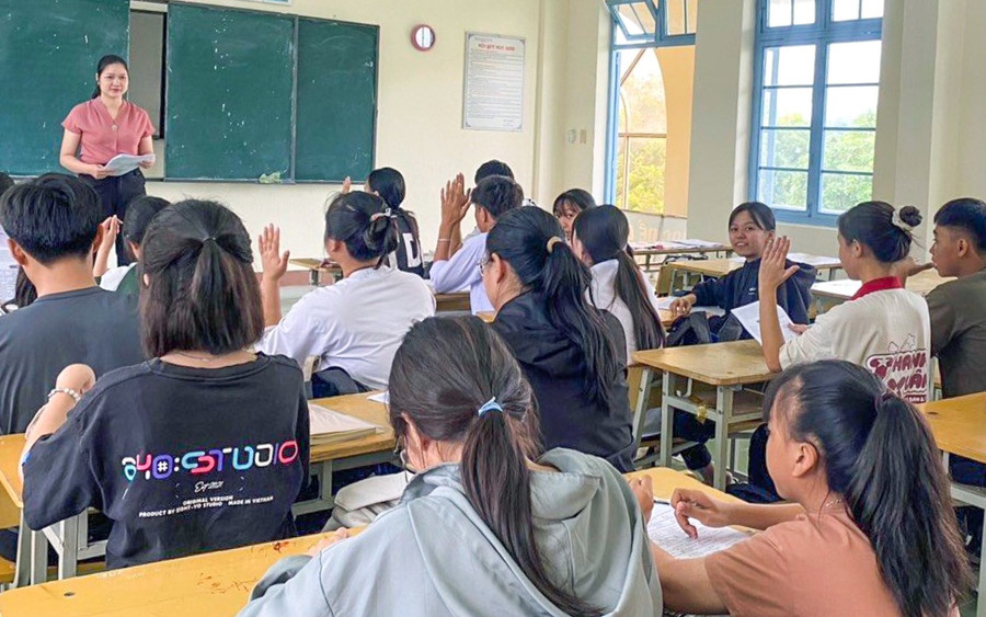 Giáo viên chú trọng ôn tập cho học sinh Trường THPT Chu Văn An và chủ động liên hệ, bố trí chỗ ăn ở cho các em trong quá trình diễn ra Kỳ thi tốt nghiệp THPT 2024. Giáo viên chú trọng ôn tập cho học sinh Trường THPT Chu Văn An và chủ động liên hệ, bố trí chỗ ăn ở cho các em trong quá trình diễn ra Kỳ thi tốt nghiệp THPT 2024.