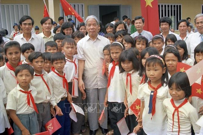 Tổng Bí thư Đỗ Mười với thiếu nhi trường PTTH An Thạch, huyện Bến Lức, tỉnh Long An (28/9/1996). Ảnh: Xuân Lâm/TTXVN