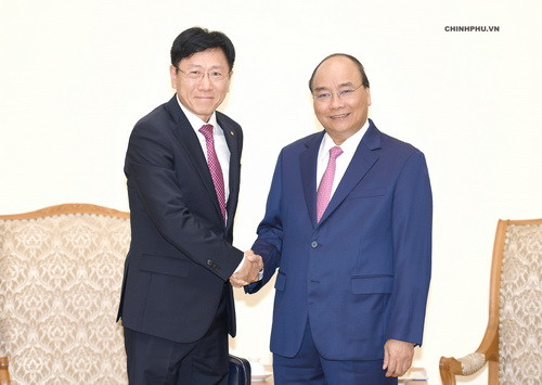 Thủ tướng Nguyễn Xuân Phúc tiếp ông Youn Chul Kim, Chủ tịch Công ty Hanwha Techwin (Hàn Quốc). Ảnh: VGP Thủ tướng Nguyễn Xuân Phúc tiếp ông Youn Chul Kim, Chủ tịch Công ty Hanwha Techwin (Hàn Quốc). Ảnh: VGP