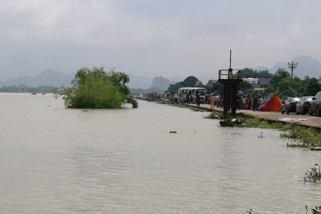 Mực nước lũ sông Hoàng Long trưa 12/10, nước đã giảm 4cm, tuy nhiên trời đã bắt đầu mưa trở lại.