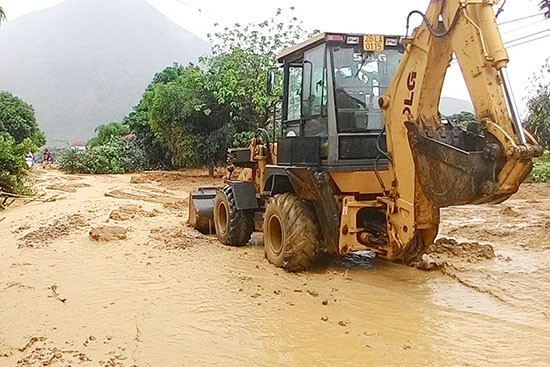 Khẩn trương khắc phục sạt lở đất trên quốc lộ 37, đoạn xã Quang Huy (Phù Yên). Ảnh: báo Sơn La