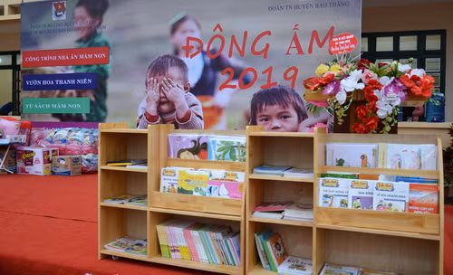 Tủ sách mới được tặng