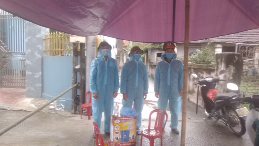 Hà Nam tạm thời phong tỏa thôn Quan Nhân. Ảnh: Thanh niên