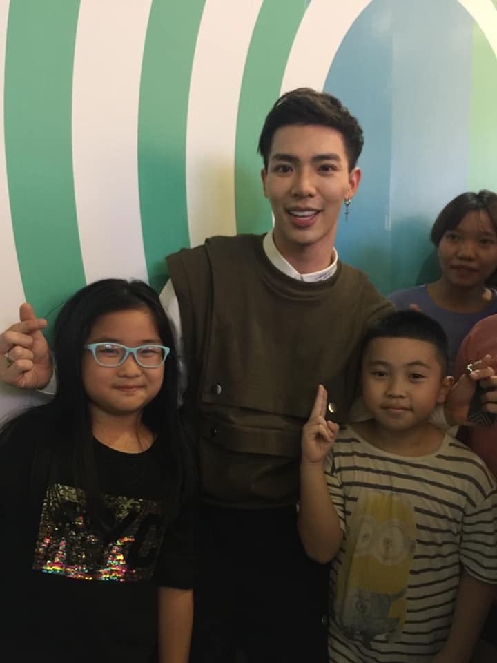 Ca sĩ Đức Phúc và các fan nhí hâm mộ tại sự kiện