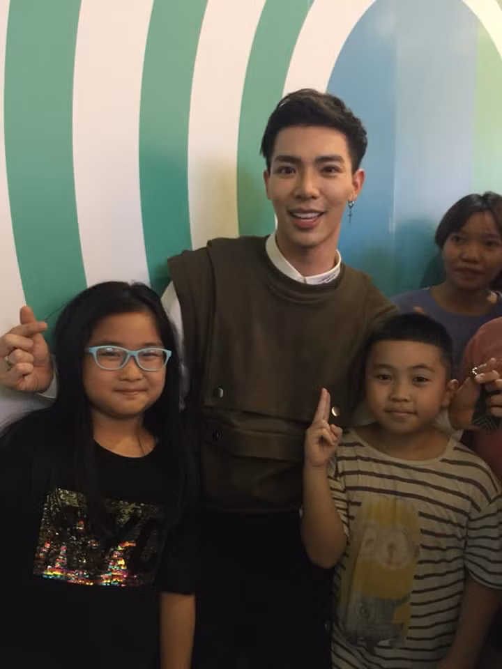 Ca sĩ Đức Phúc và các fan nhí hâm mộ tại sự kiện Ca sĩ Đức Phúc và các fan nhí hâm mộ tại sự kiện