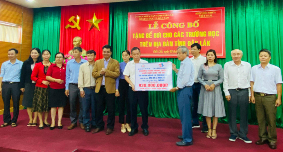 Ông Lê Ngọc Tú trao biển tượng trưng hỗ trợ 6 bể bơi trị giá 930 triệu đồng cho 6 trường học của Đắk Lắk.