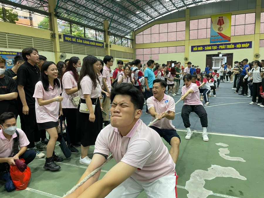Sinh viên hồ hởi tham gia Hội khỏe với trò chơi kéo co.