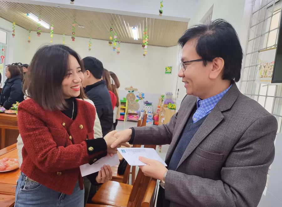 Chủ tịch Công đoàn ngành Giáo dục Nguyễn Tất Thiện động viên các nhà giáo. Chủ tịch Công đoàn ngành Giáo dục Nguyễn Tất Thiện động viên các nhà giáo.