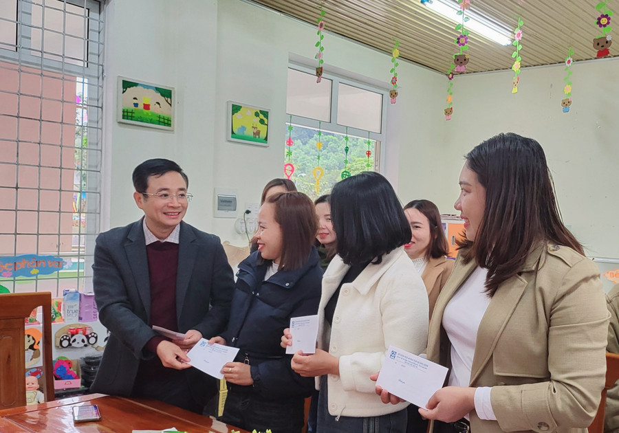 Giám đốc Sở GD&amp;ĐT Quảng Bình Đặng Ngọc Tuấn động viên các giáo viên nỗ lực trong công tác.