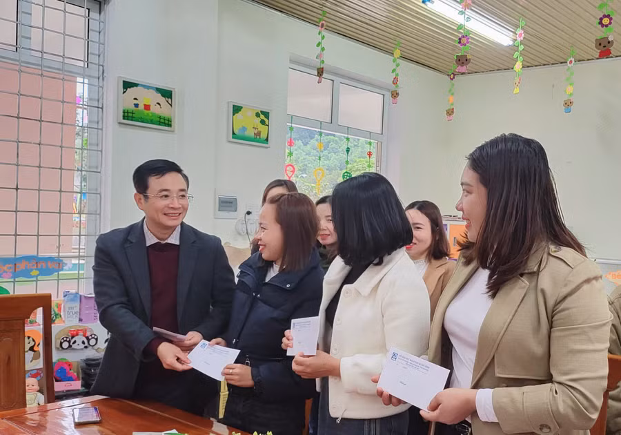 Giám đốc Sở GD&amp;ĐT Quảng Bình Đặng Ngọc Tuấn động viên các giáo viên nỗ lực trong công tác.