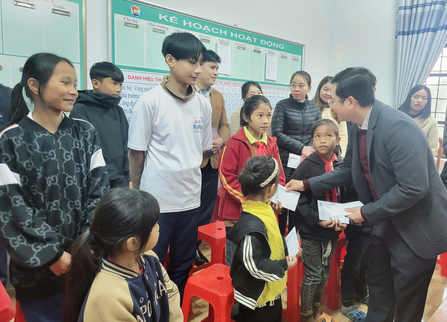 Lãnh đạo Sở GD&amp;ĐT Quảng Bình tặng quà đến các em học sinh miền núi.