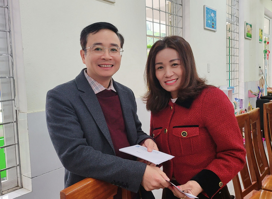 TS Đặng Ngọc Tuấn, Giám đốc Sở GD&amp;ĐT Quảng Bình động viên đội ngũ giáo viên.