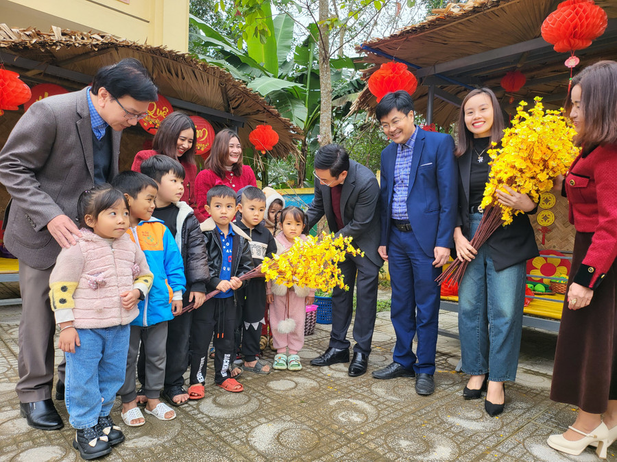 Dịp này, ngành GD&amp;ĐT trao tặng 65 suất quà đến giáo viên, học sinh các trường học.