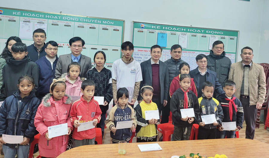 Lãnh đạo Sở GD&amp;ĐT động viên các em học sinh các trường miền núi Quảng Bình.