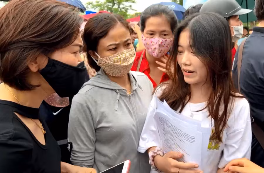 Thí sinh hoàn thành 2 môn thi: Ngữ văn và tiếng Anh. Ảnh: Cắt từ video