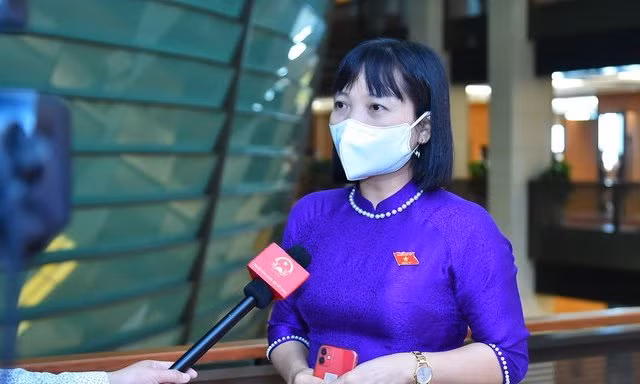 Dại biểu Nguyễn Thị Việt Nga - đoàn ĐBQH Hải Dương trao đổi với báo chí bên hành lang Quốc hội