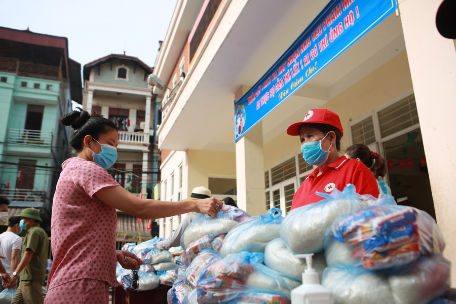Trong khoảng gần 60 phút buổi sáng 6/8, 2 tấn gạo cùng 200 thùng mì tôm đã được phát cho người dân.