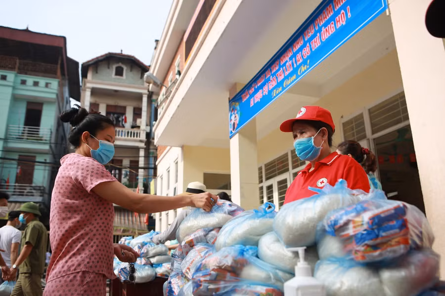 Trong khoảng gần 60 phút buổi sáng 6/8, 2 tấn gạo cùng 200 thùng mì tôm đã được phát cho người dân.