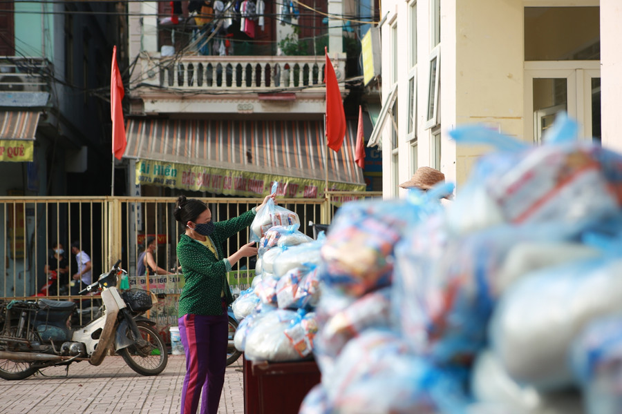 Mỗi suất quà hỗ trợ cho người dân gồm 3,5 cân gạo và 5 gói mì tôm.