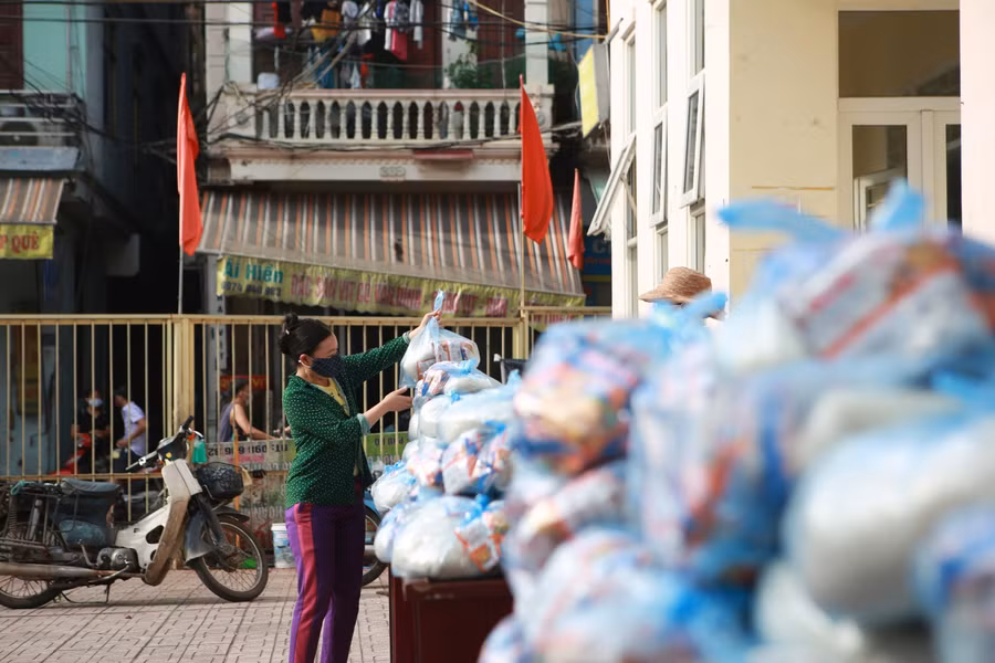 Mỗi suất quà hỗ trợ cho người dân gồm 3,5 cân gạo và 5 gói mì tôm.